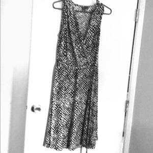 Cute black & white dress for work or travel !